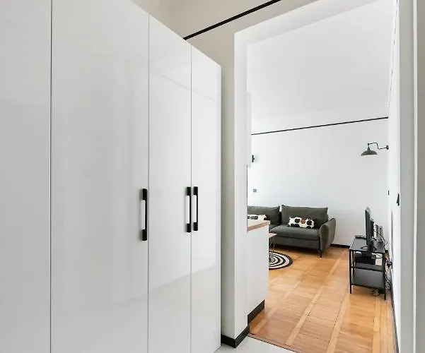 Warszawski Modern By Bookinghost